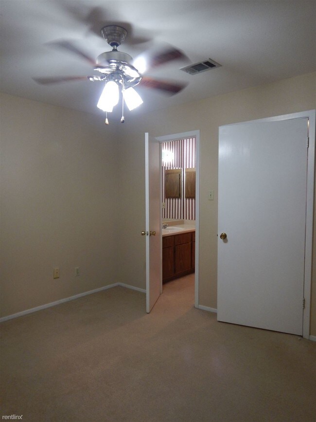 Building Photo - 516 W Ridge Dr