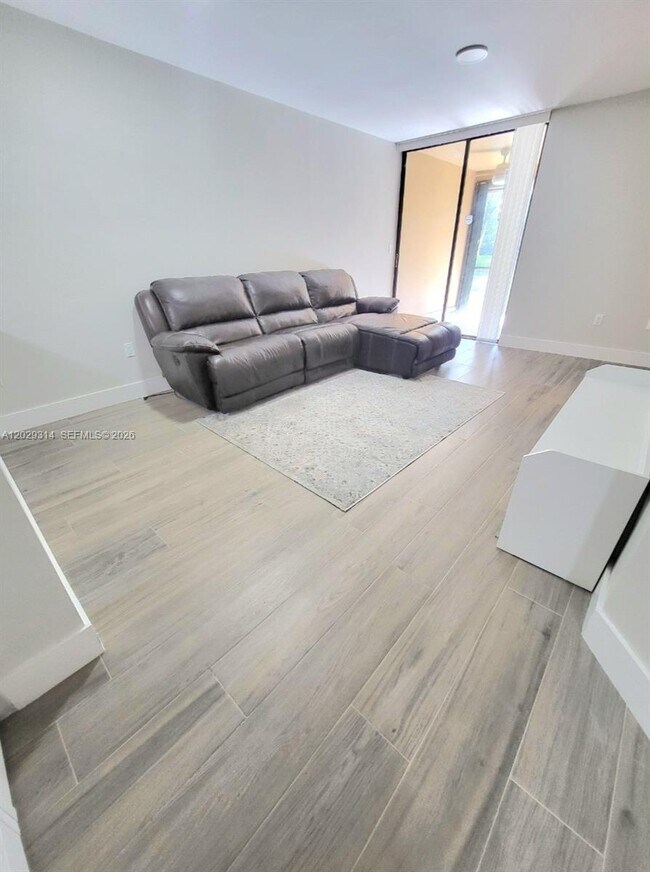 Foto del edificio - 15495 N Miami Lakeway
