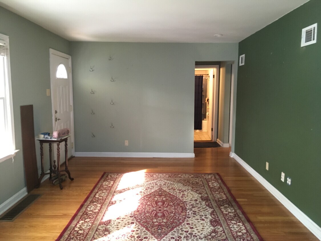Living room - 916 Barton Pl