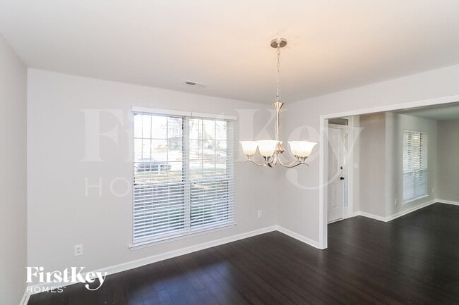 Foto del edificio - 5829 Millers Pond Ln