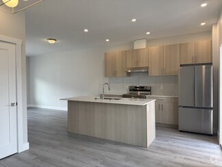 Building Photo - 4808 Lazelle Ave