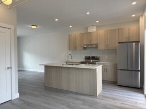 Building Photo - 4808 Lazelle Ave