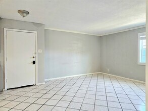 Building Photo - 1109 Broadway Avenue J