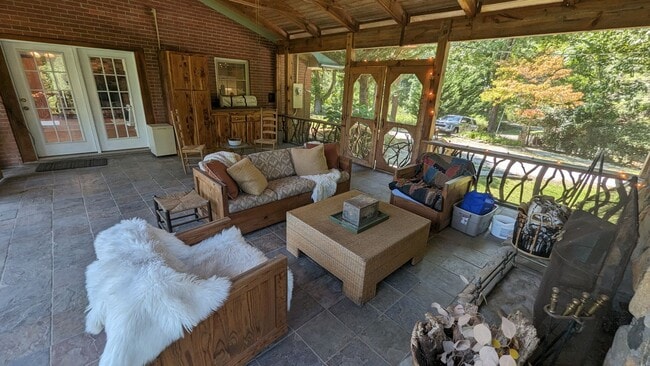 Foto del edificio - 2/2 Mtn Top Getaway - Huge Screened Porch w/ Stone Fireplace
