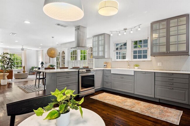 Foto del edificio - 844 1/2 E 38th St