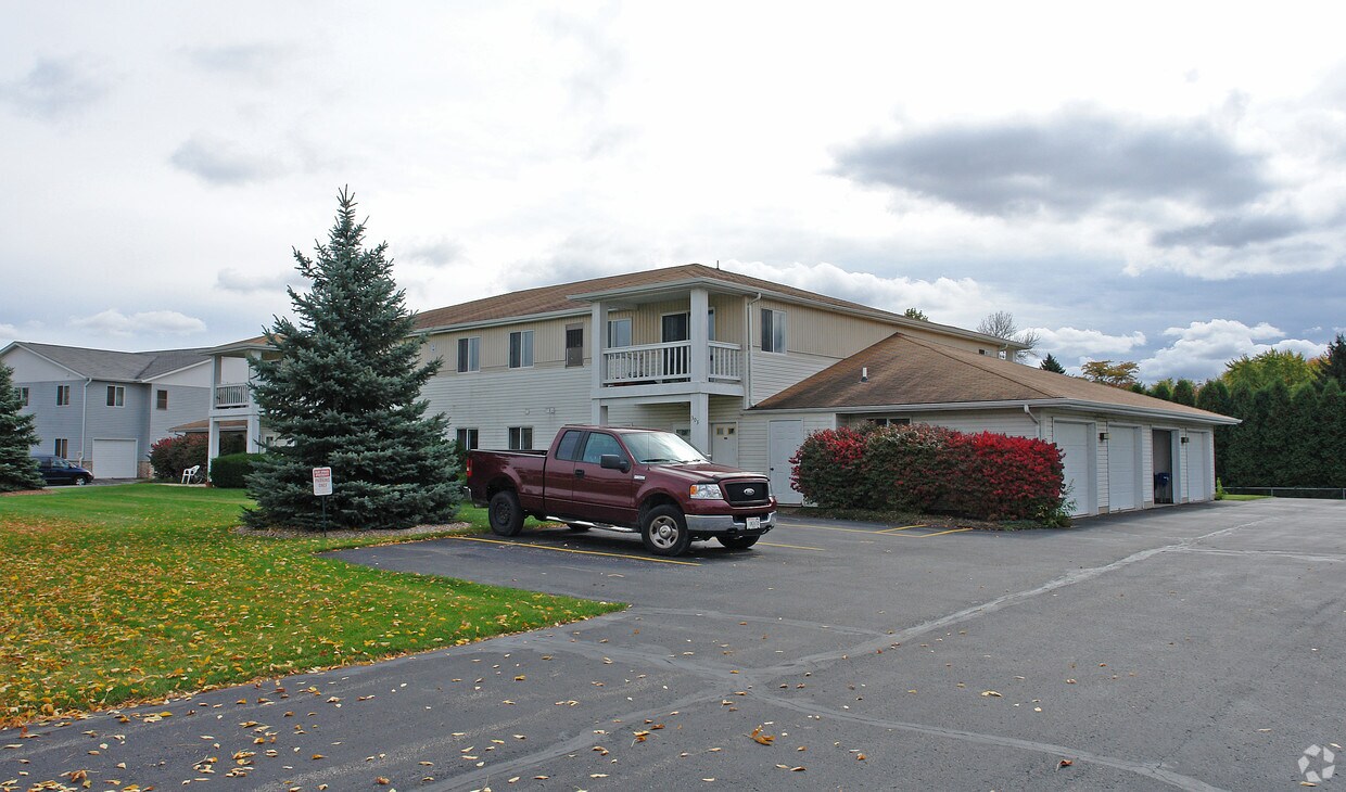 303 Meadowview Ct, Waterford, WI 53185 Apartments in Waterford, WI