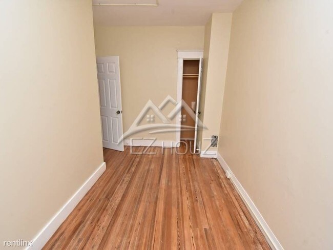 Building Photo - 3 br, 1.5 bath Apartment - 3009 Erdman Avenue