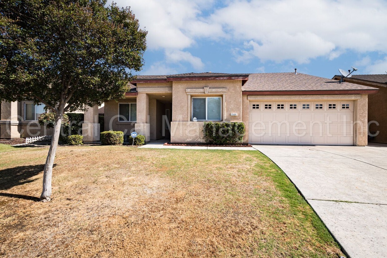 Foto principal - 4 Bedroom/2 Bath Home in Desired Southwest...