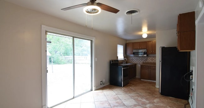 Foto del edificio - 311 Crockett Dr