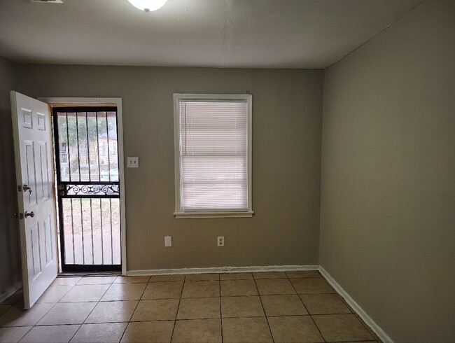 Foto del edificio - A rare find - 2 bathrooms! Move-in special...