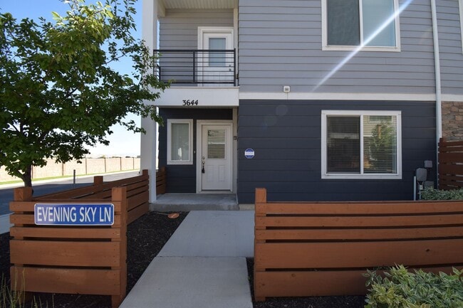 Foto del edificio - 4 Bed 3.5 Bath Sunny and Spacious South Jordan Corner-Lot Home with Views!