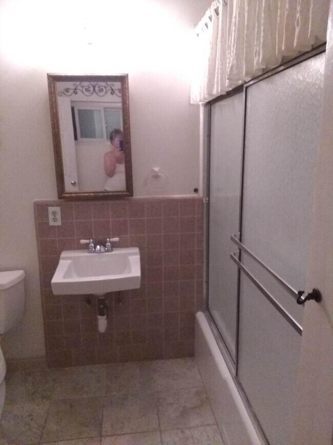 Foto del edificio - 1292 N Laurel Ave