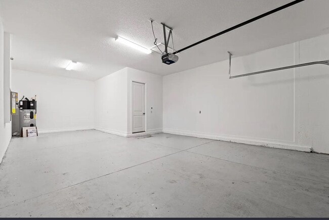 Building Photo - 2766 Hilliard Dr