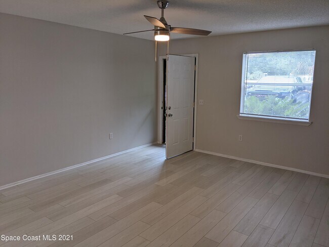 Foto del edificio - 323 Olmstead Dr
