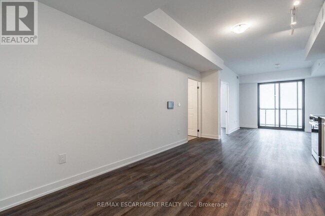 Photo du bâtiment - 2075 Lakeshore Rd.