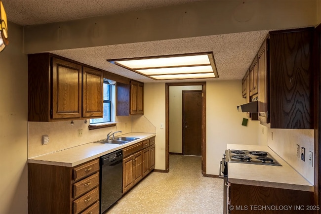 Building Photo - 6212 S Troost Ave