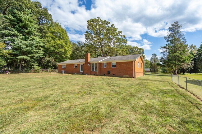 Foto del edificio - 3303 North Carolina Hwy 150