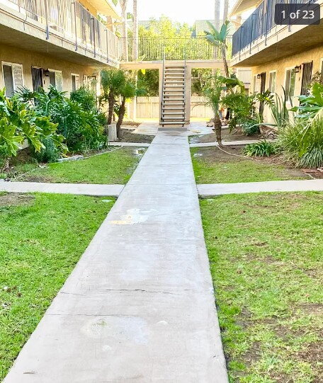 Building Photo - 2 bed 1 bath Beautiful 1st floor unit