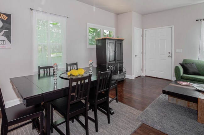Foto del edificio - 906 Greenwood Ave NE