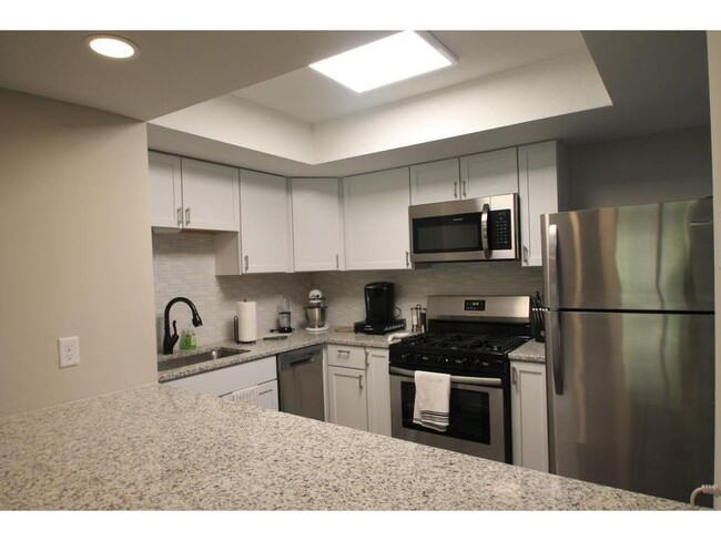 Building Photo - 6099 Courtly Alcove