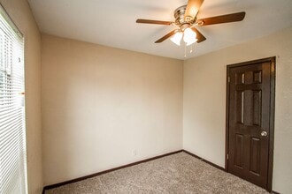Building Photo - 511 Jamaica Dr