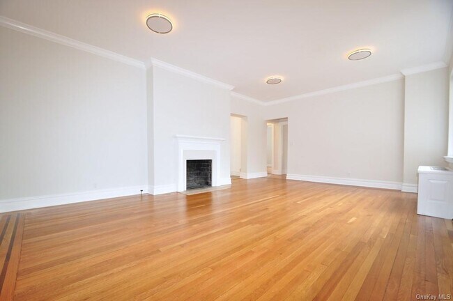 Building Photo - 155 Garth Rd