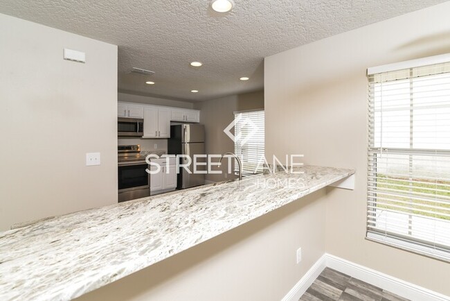 Building Photo - Beautiful 3 Bedroom Home with Large Backyard!