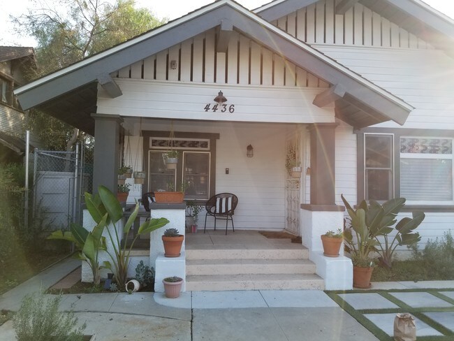 Vista frontal - 4436 Kingswell Ave