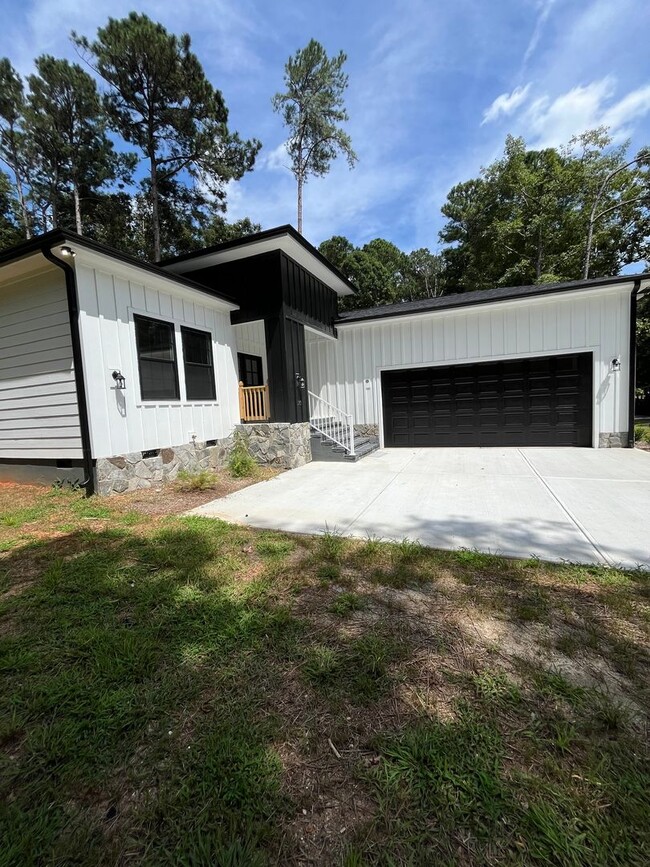 Building Photo - Three bedroom, 2.5 bath newly constructed ...