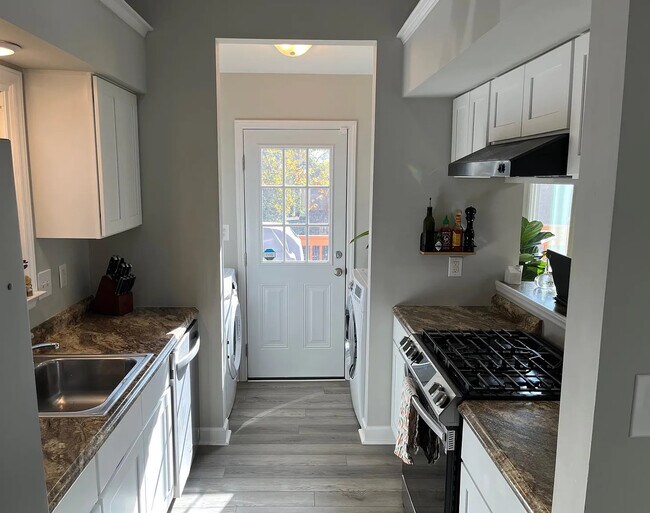 Foto del edificio - Room in House on Harmony Ct