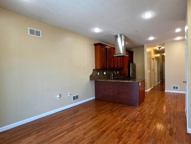 Building Photo - 249 Winfield Ave