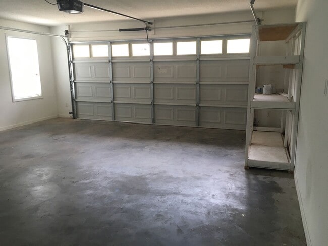 Building Photo - Foxhill Commons - 3 Car Garage