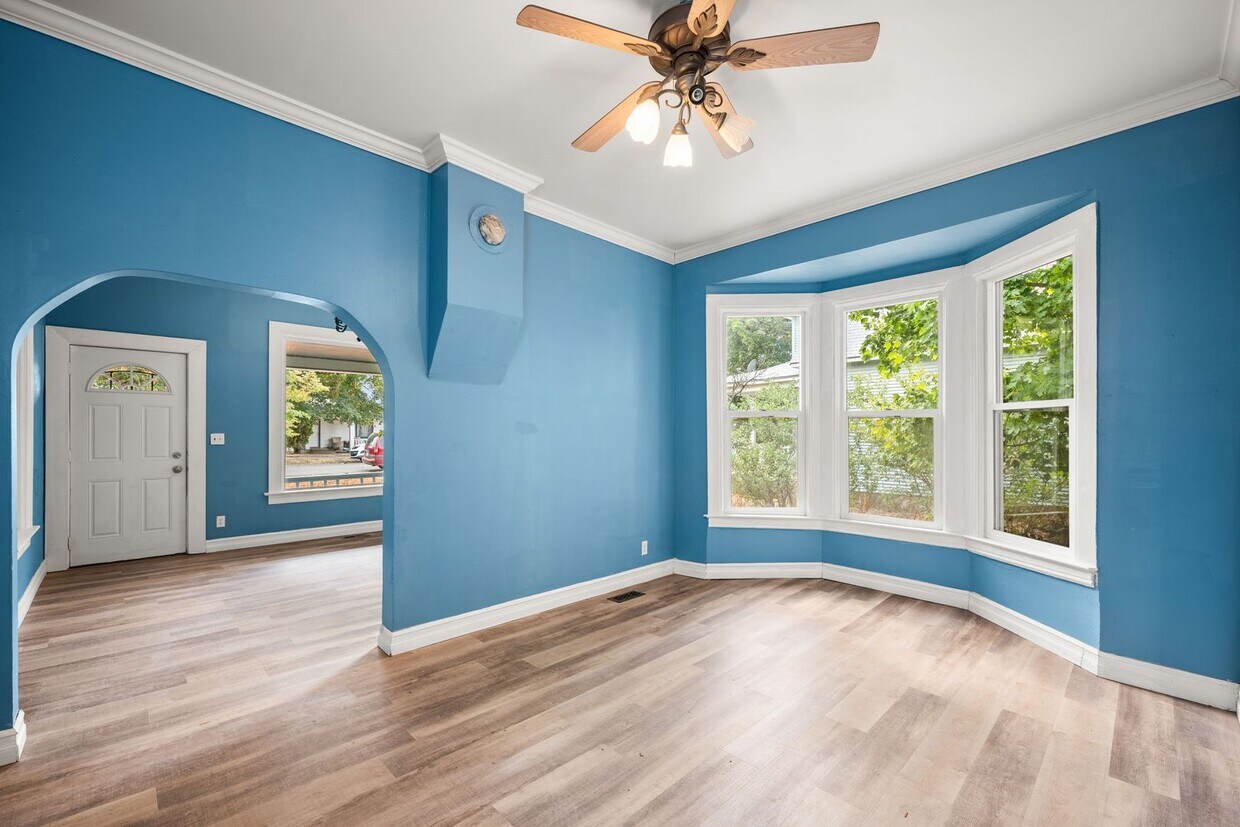 Foto principal - Centrally Located Home With Unbelievable C...