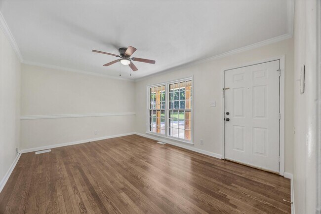 Foto del edificio - 2111 Shady Ln Cir NW