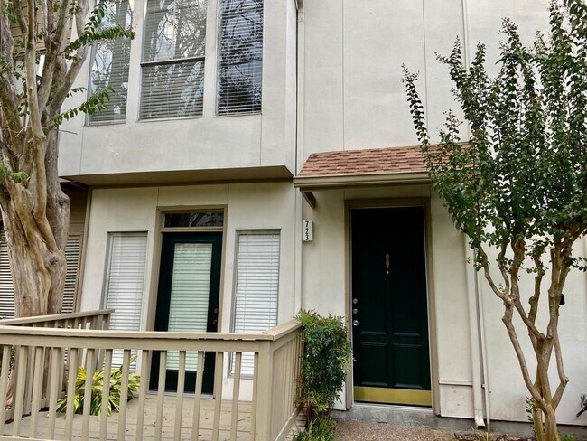 Building Photo - 2100 Tanglewilde St