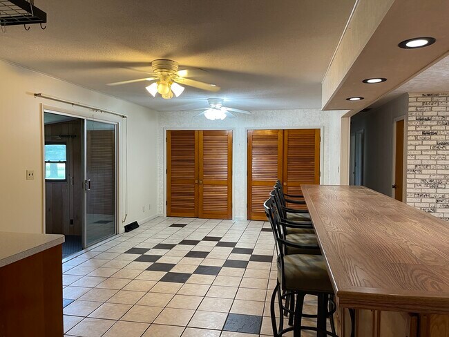 Foto del edificio - 102 Oaklawn Cir
