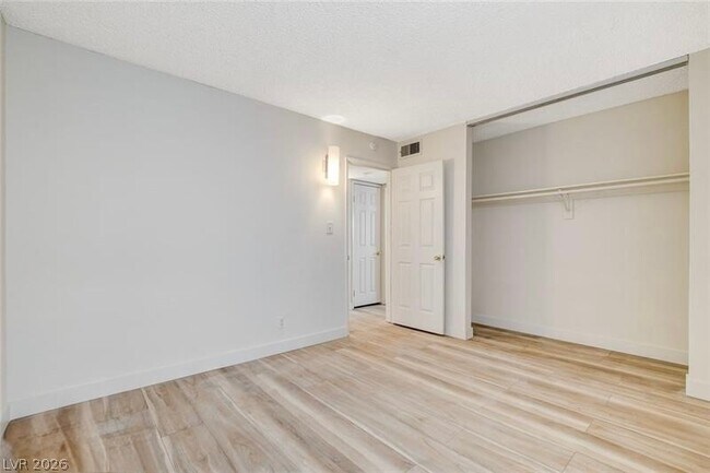 Foto del edificio - 3841 Daisy St