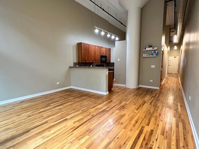 Building Photo - 1224 W Van Buren St