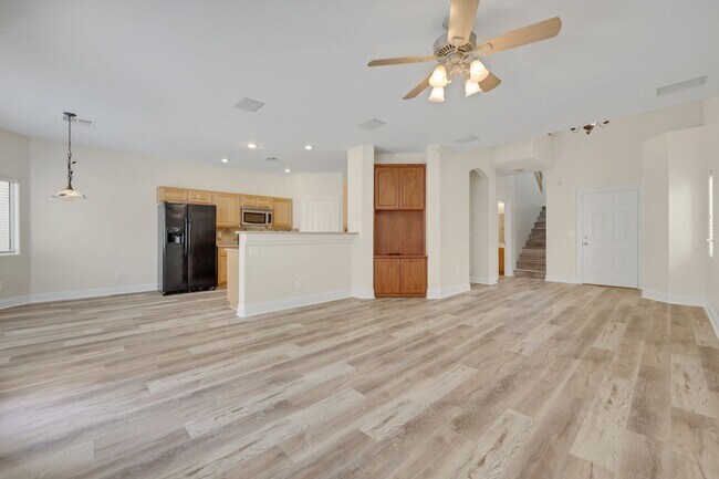 Foto del edificio - Gorgeous home with new flooring throughout and a Community Pool!