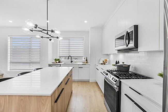 Photo du bâtiment - Spacious 4 bed 3.5 Bed Townhome in Panorama Ridge