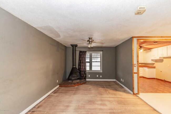 Building Photo - THS distrist !!! 3 bedroom 1 bath 1 car ga...