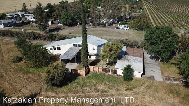 Foto del edificio - 3 br, 2 bath House - 2001 E. Eight Mile Rd.
