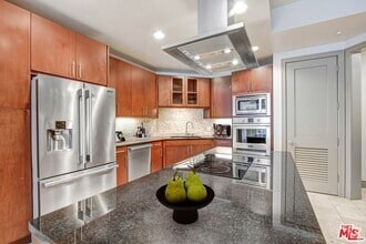 Building Photo - 10710 Wilshire Blvd