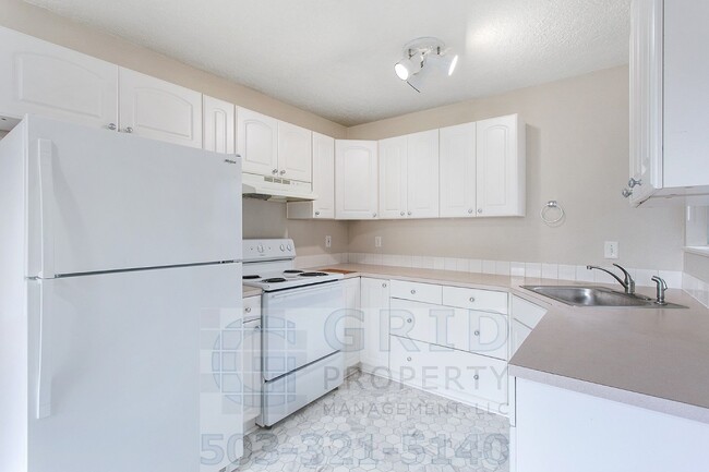 Building Photo - 3+ Bedroom House w/ Large Backyard - South...