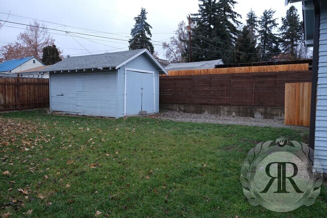 Building Photo - Large 3bd2ba Home in Central Yakima