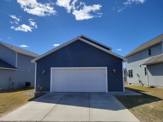 Building Photo - 2 Level Townhome