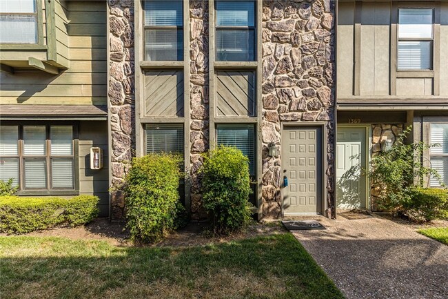 Foto del edificio - 2 Bd / 2 Ba Townhome Minutes Away From Campus & Downtown!