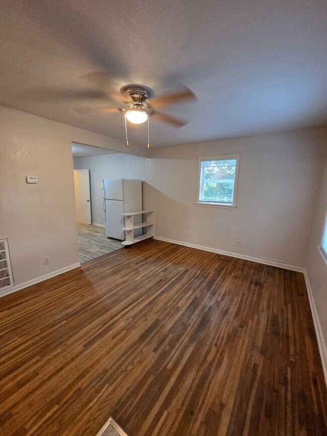 Foto del edificio - 2565 N Kansas St