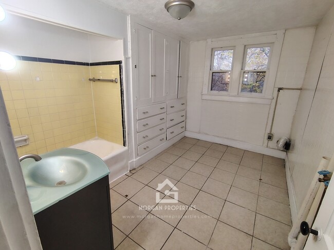 Building Photo - 336 W 7th St