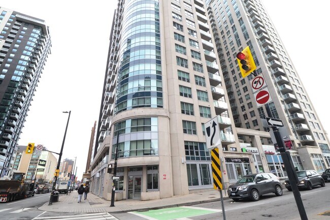 Building Photo - 242 Rideau St